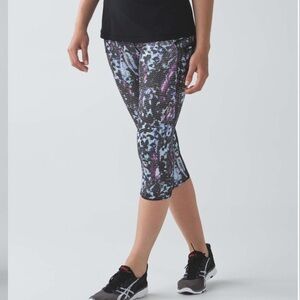 NWT Lululemon Run: Top Speed Crop Full-On Luxtreme
Floral Sport Blue Multi Black